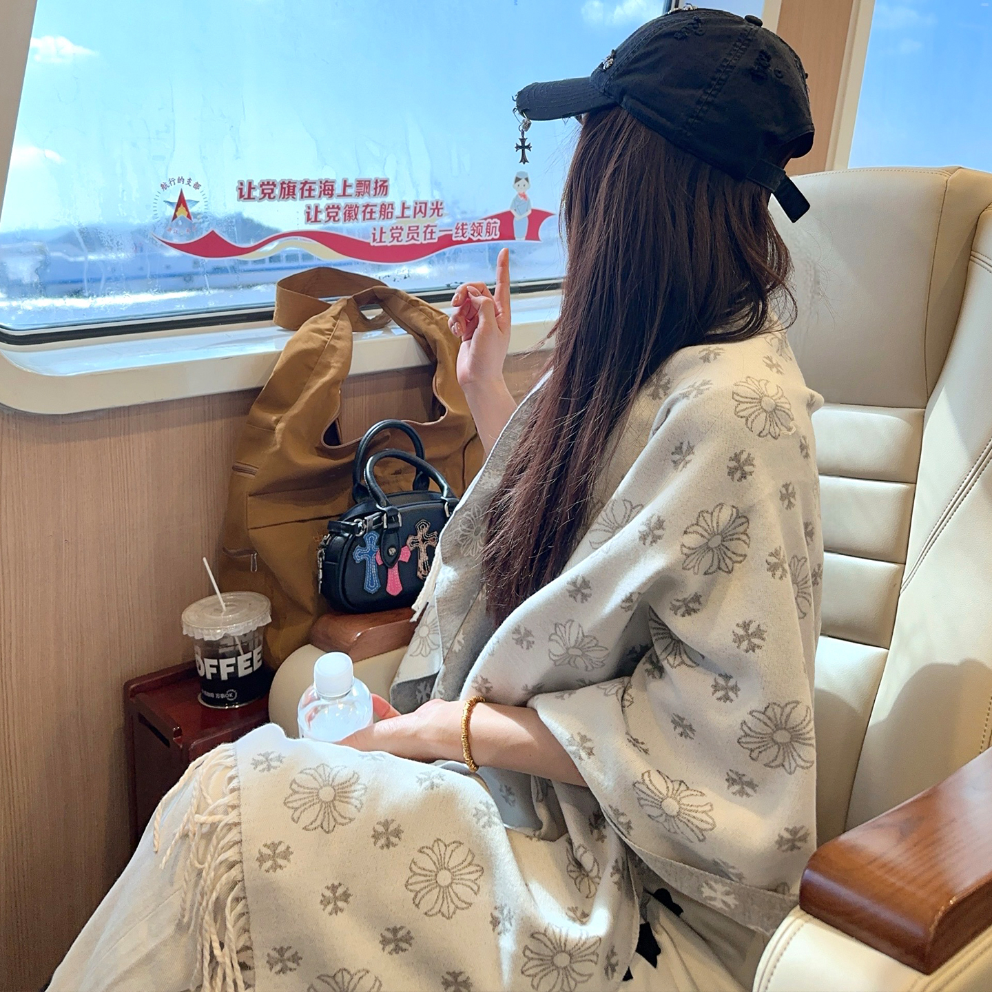 vivichan秋冬新款小众设计感十字架刺绣羊毛围巾披肩宽松休闲男女