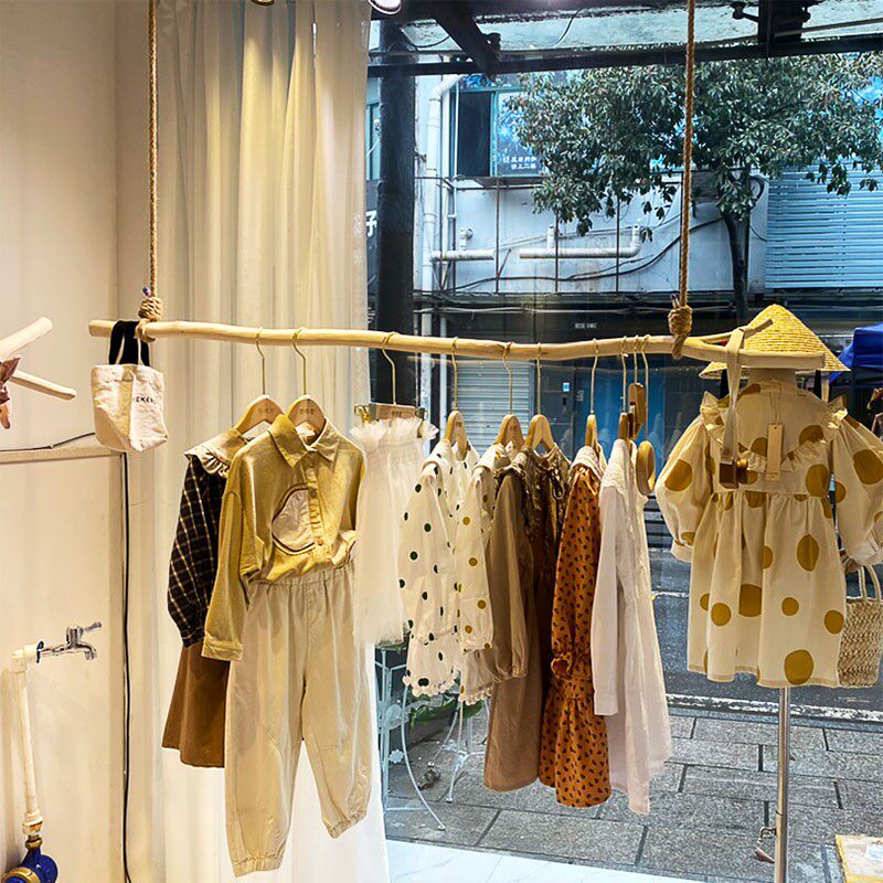 服装店原木树枝挂衣架橱窗上墙童装店展示架壁挂吊顶衣架衣服吊杆