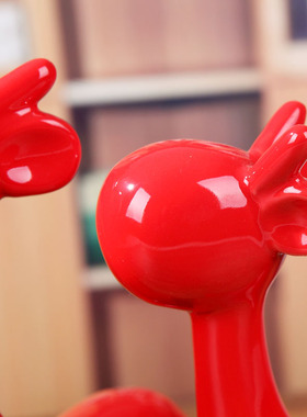 景德镇陶瓷装饰工艺品家居客厅电视柜摆件喜庆红色长颈鹿婚庆摆设