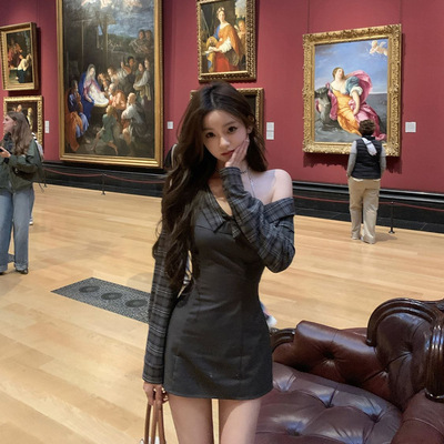 秋冬法式复古格纹拼接假两件露肩包臀短裙纯欲辣妹显瘦百搭长袖潮