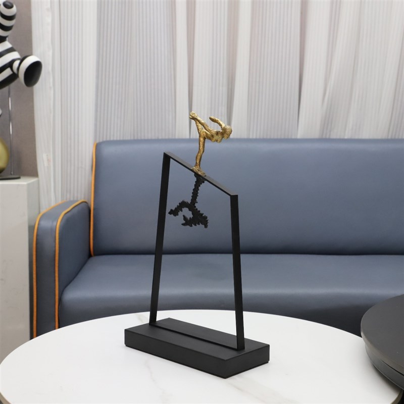 现代简约冰上舞者铸铁摆件玄关电视柜客厅办公室样板房家居装饰品
