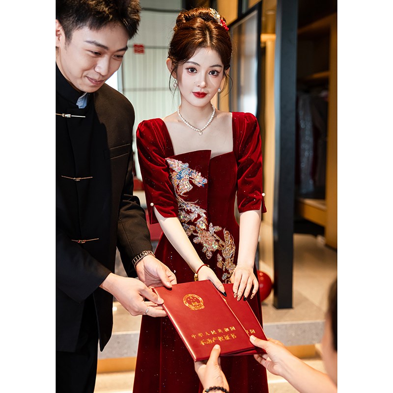 敬酒服新娘2024新款秋冬季红色中袖丝绒轻奢复古风方领订婚礼裙女