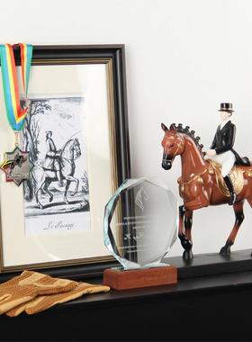 马术主题头盔马鞭道具摆件样板房男孩书房儿童房书桌飘窗软装饰品