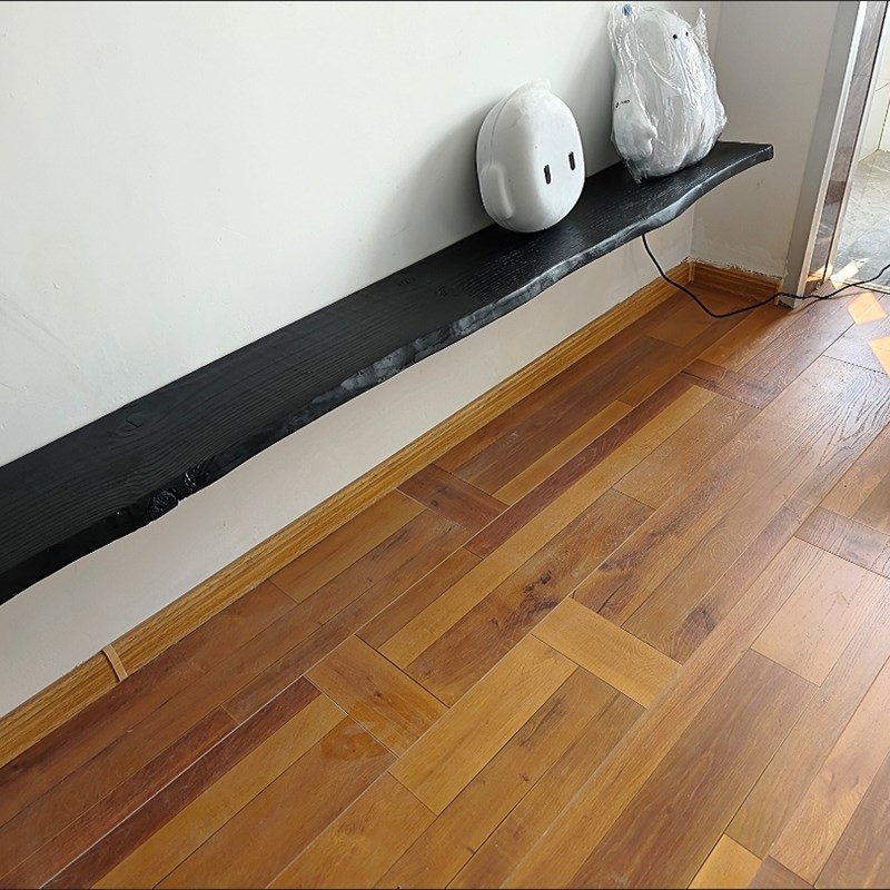 侘寂风原木墙壁一字隔板走廊玄关置物架炭化黑壁挂式背景层板书架