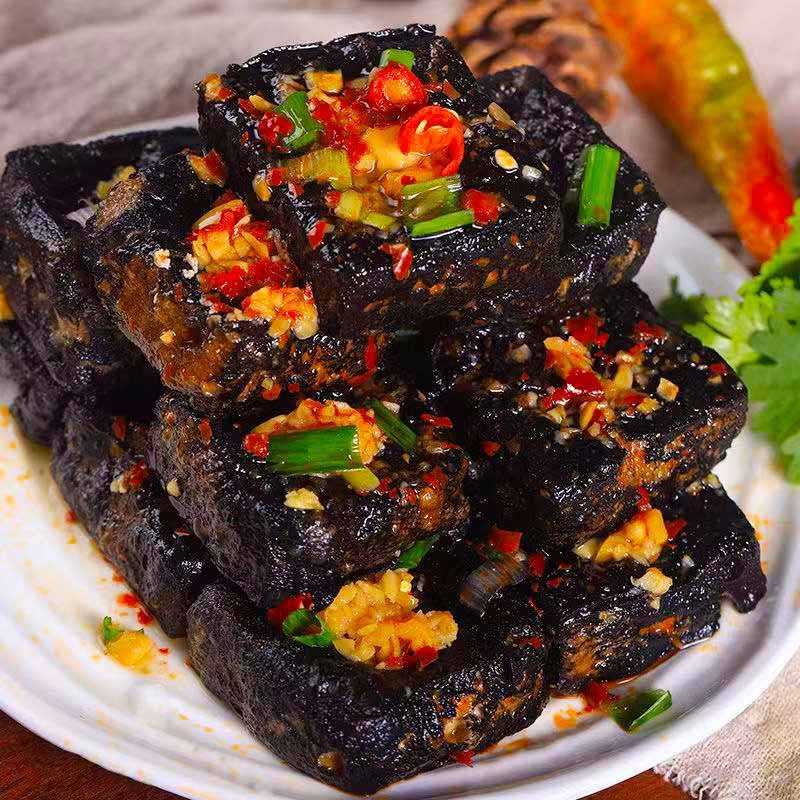 不用油炸的臭豆腐即零食生胚黑色老长沙经典臭干子散装厂家