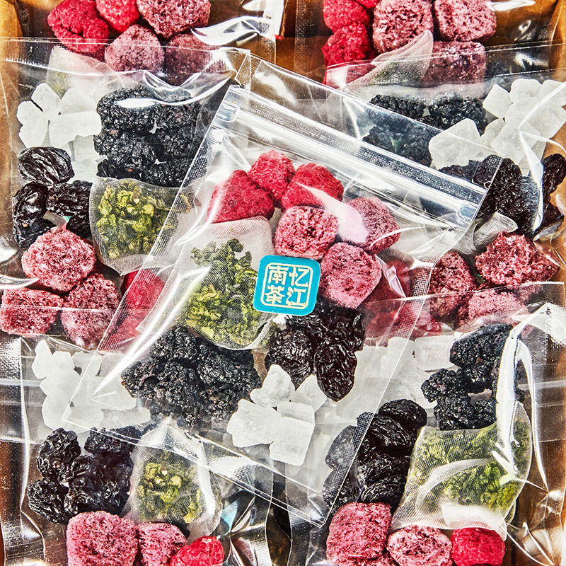 黑桑葚草莓黑加仑葡萄水