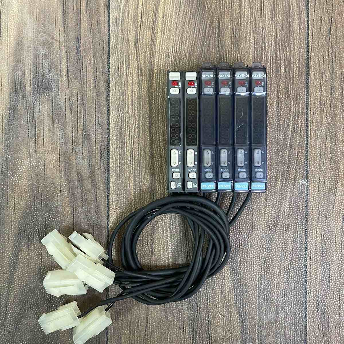基恩士/KEYENCE，光纤放大器，型号:FS-V22~5个议价