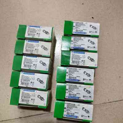 出施耐德接近开关XS1M08PC410D，法国原装，全新未用