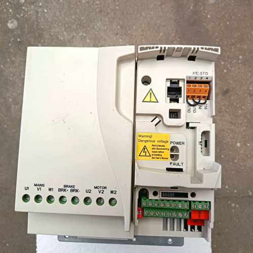 变频器ACS355-03E-15A6-4，7.5KW，