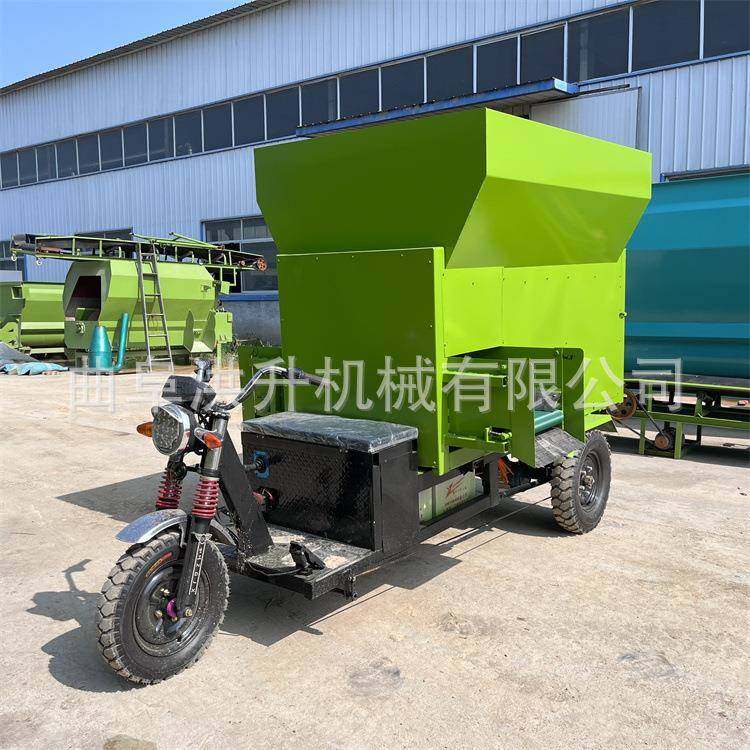 牛羊草料电动撒料车新型全自动牛棚添草车青贮草料投料车