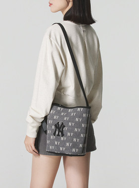 MLB男女满印老花水桶包25冬季新款情侣单肩包休闲斜挎包3ABMMV65N