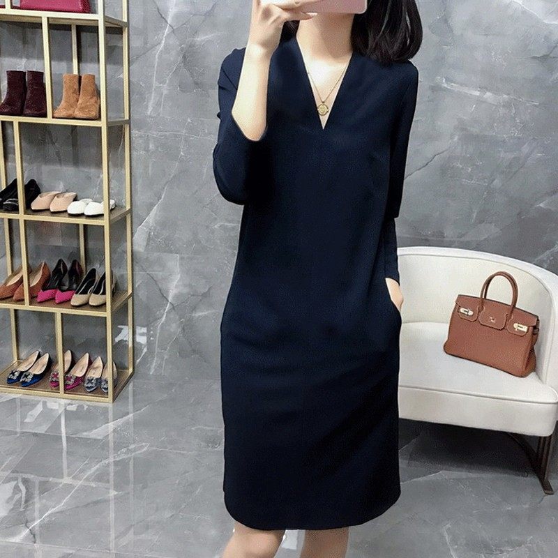 胖妹妹气质V领连衣裙秋装2021新款加大码女装遮肚显瘦OL职业裙子