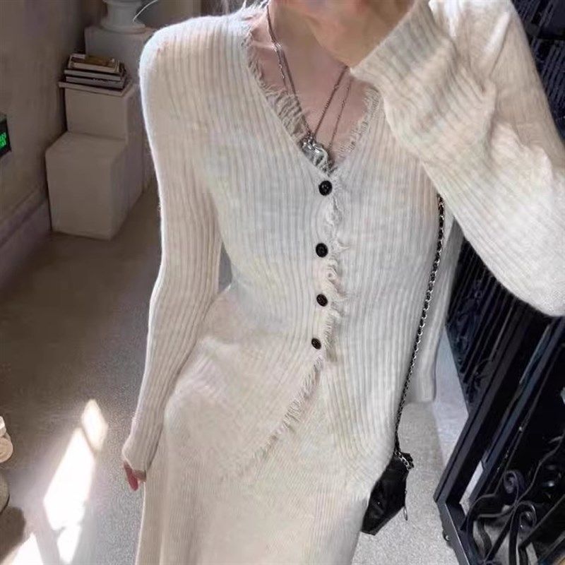 两件套设计感v领流苏单排扣修身针织开衫半身长裙套装气质女秋冬