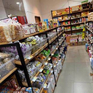 超市零食货架散装休闲食品挂钩展示架钢木倾斜层板零食货架供应