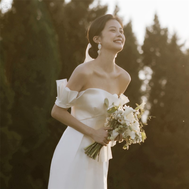 2025春季新款法式旅拍轻婚纱森系外景白色缎面一字肩小众高端礼服
