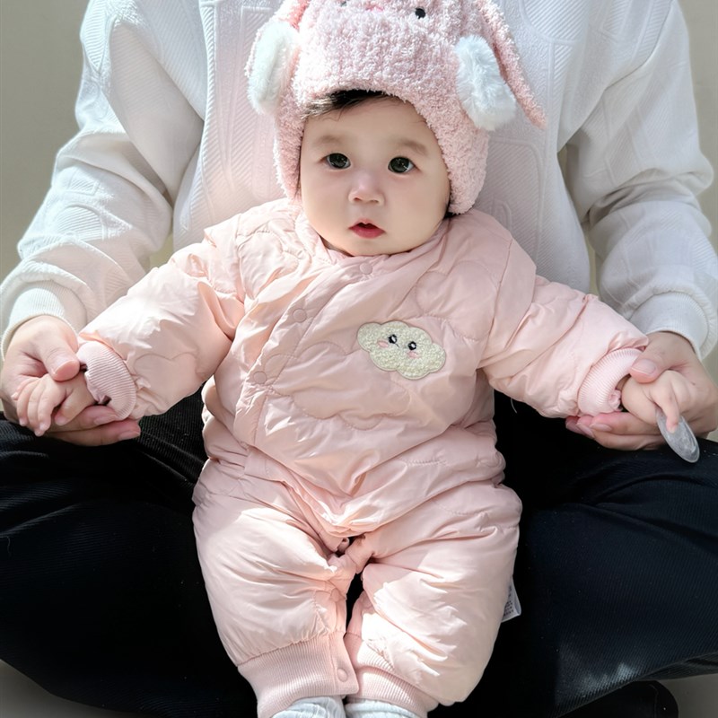 婴儿冬季衣服新款连体羽绒服轻薄保暖宝宝可爱超萌外出外套抱抱衣