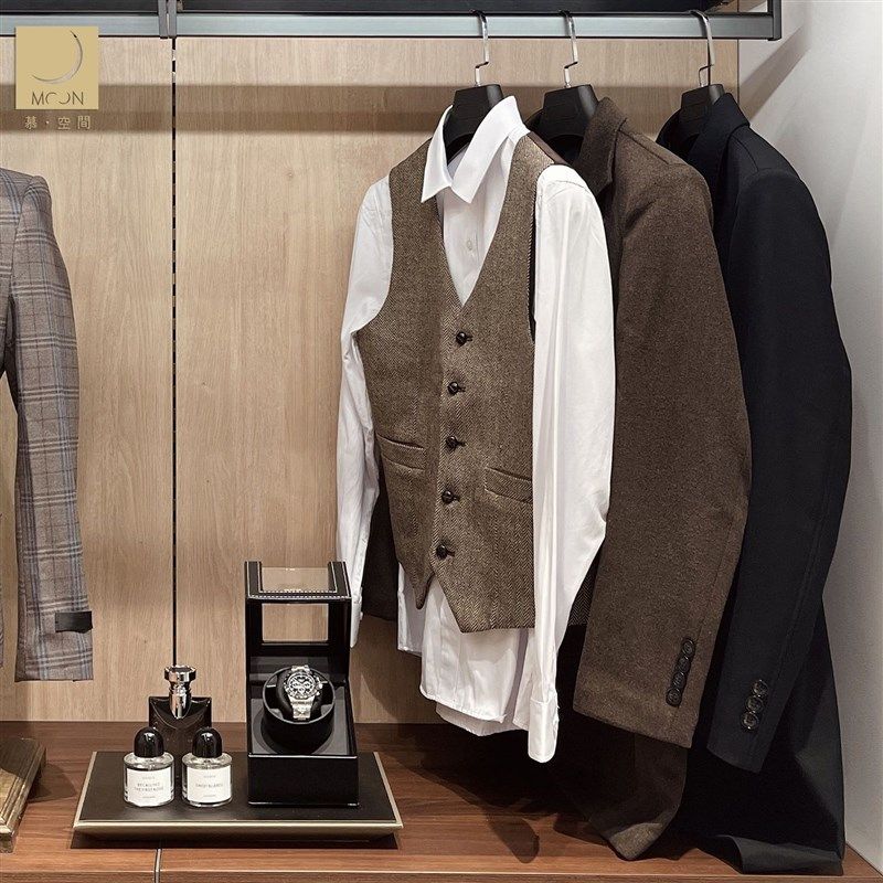 MOON慕空间样板房衣帽间衣柜软装搭配风衣手表卡其男士套装组合
