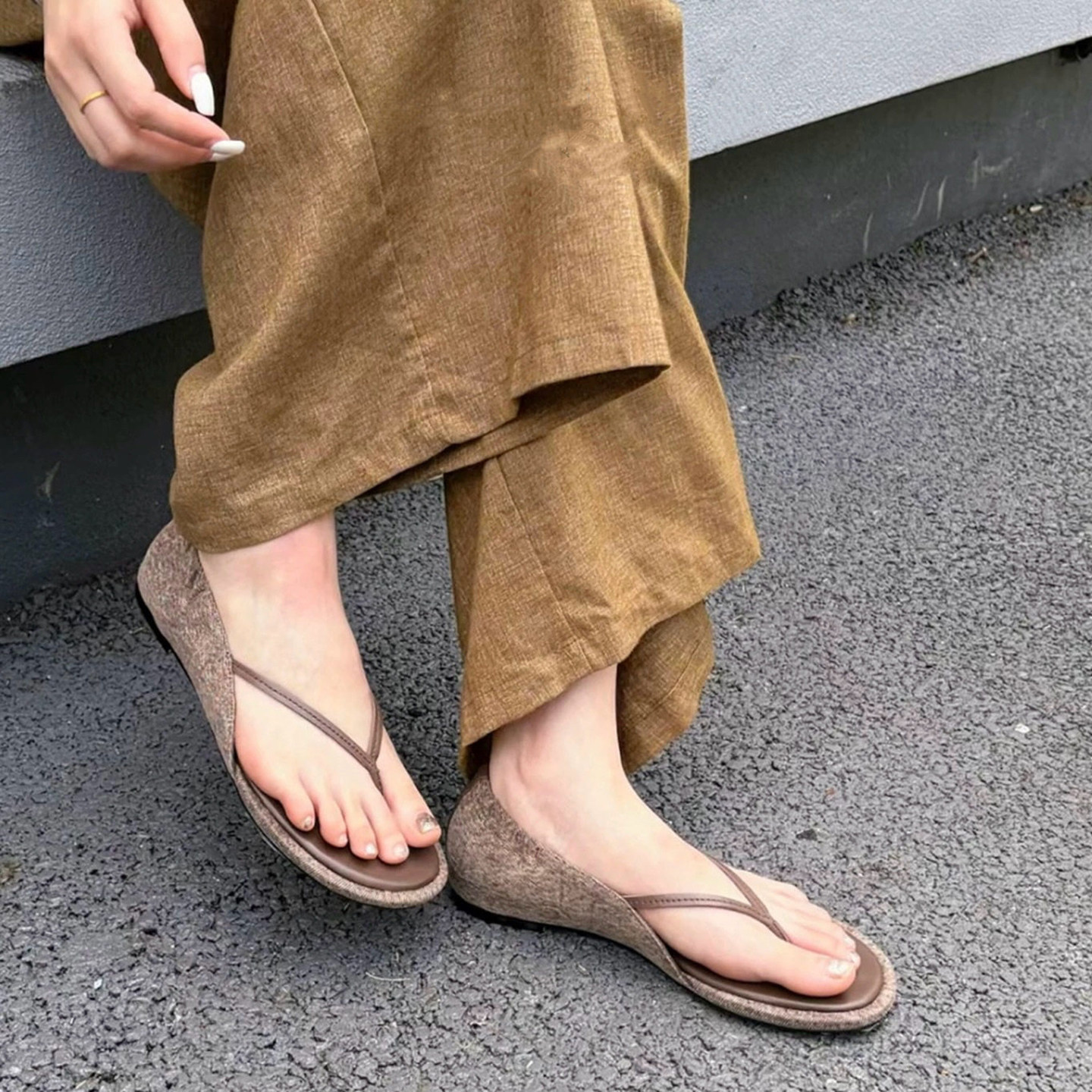 极简休闲人字拖女2026夏季新款透气平底内增高外穿百搭夹趾凉拖鞋