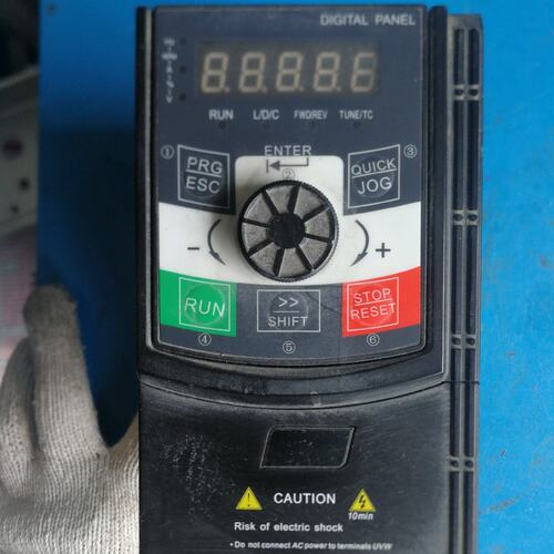 议价雨柏变频器AC70H-3S1R5GAC70H-3S0R75GAC70H-3S2R2G