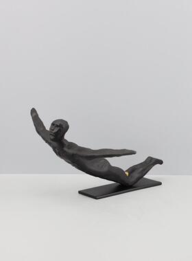 现代简约轻奢金属人物摆件客厅玄关电视柜样板房家居桌面软装饰品