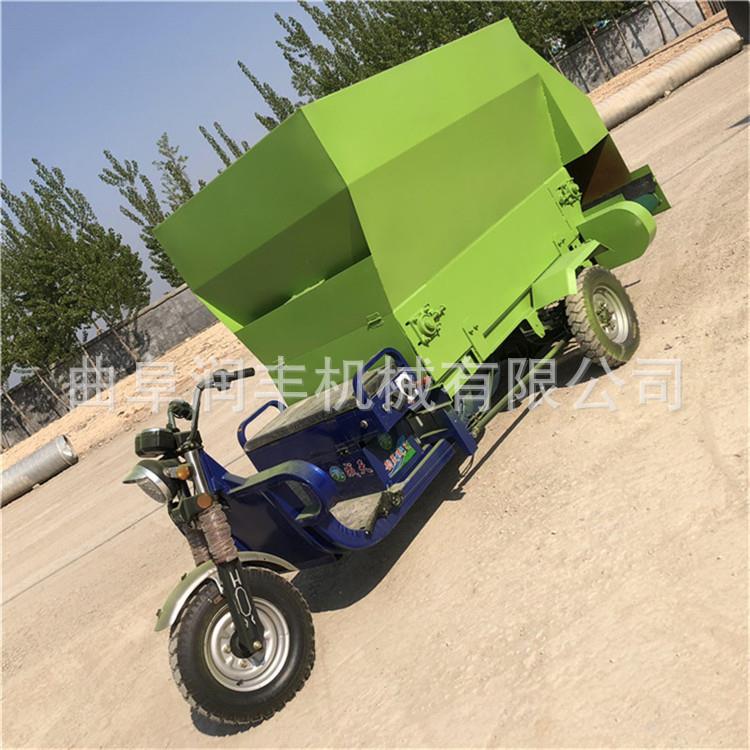 养牛场饲料三轮投喂车三方柴油撒料车双出料绞龙料撒料车电动