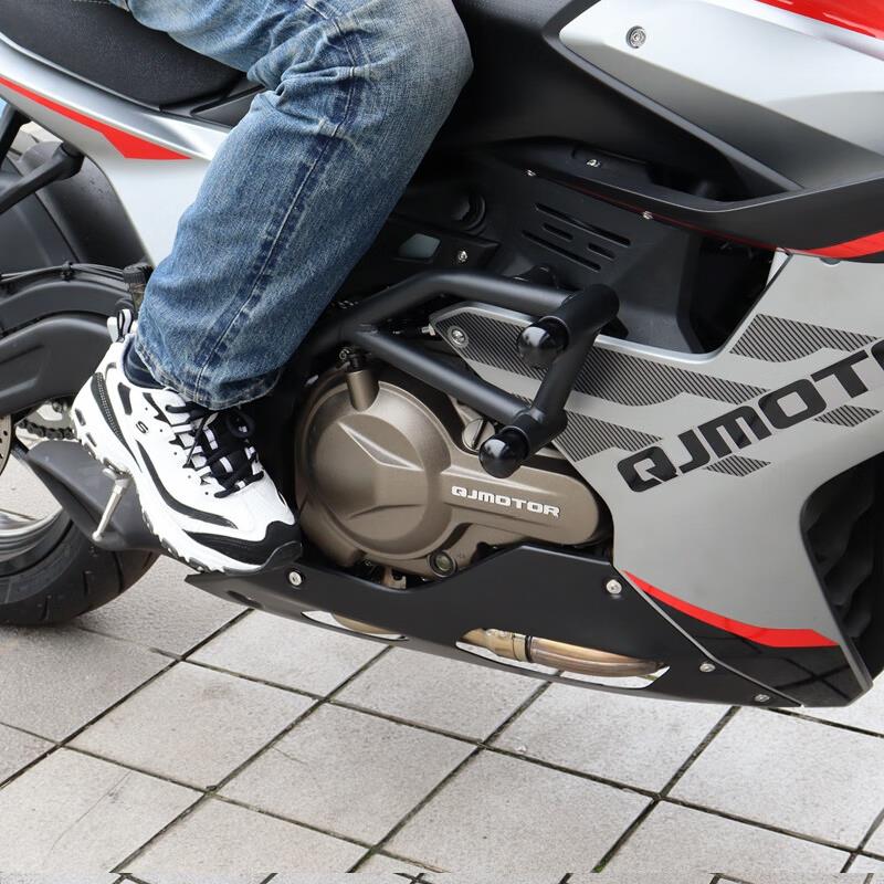 适用QJ新款赛550S护杠防摔杠双弹簧头竞技杠钱江QJ500GS-7A保险杠