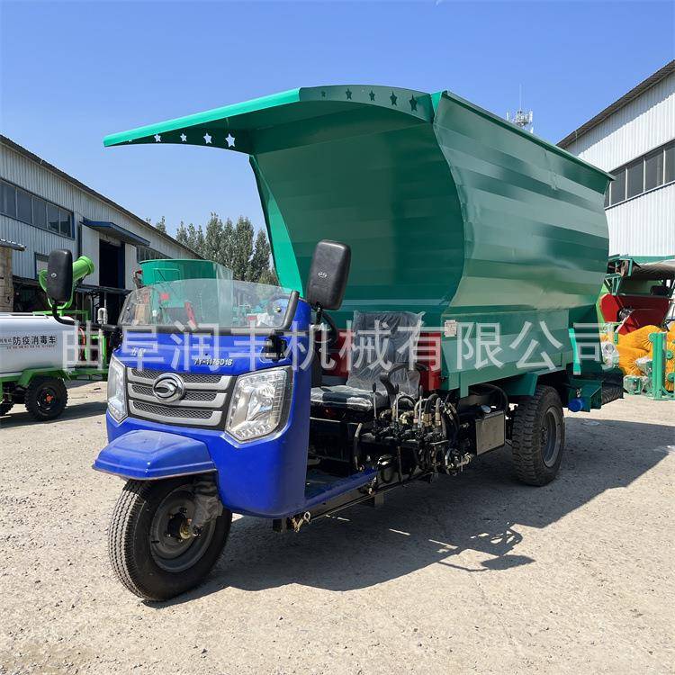 均匀出料螺旋撒料车自走式草料投料机牛羊搅撒一体三轮喂草车