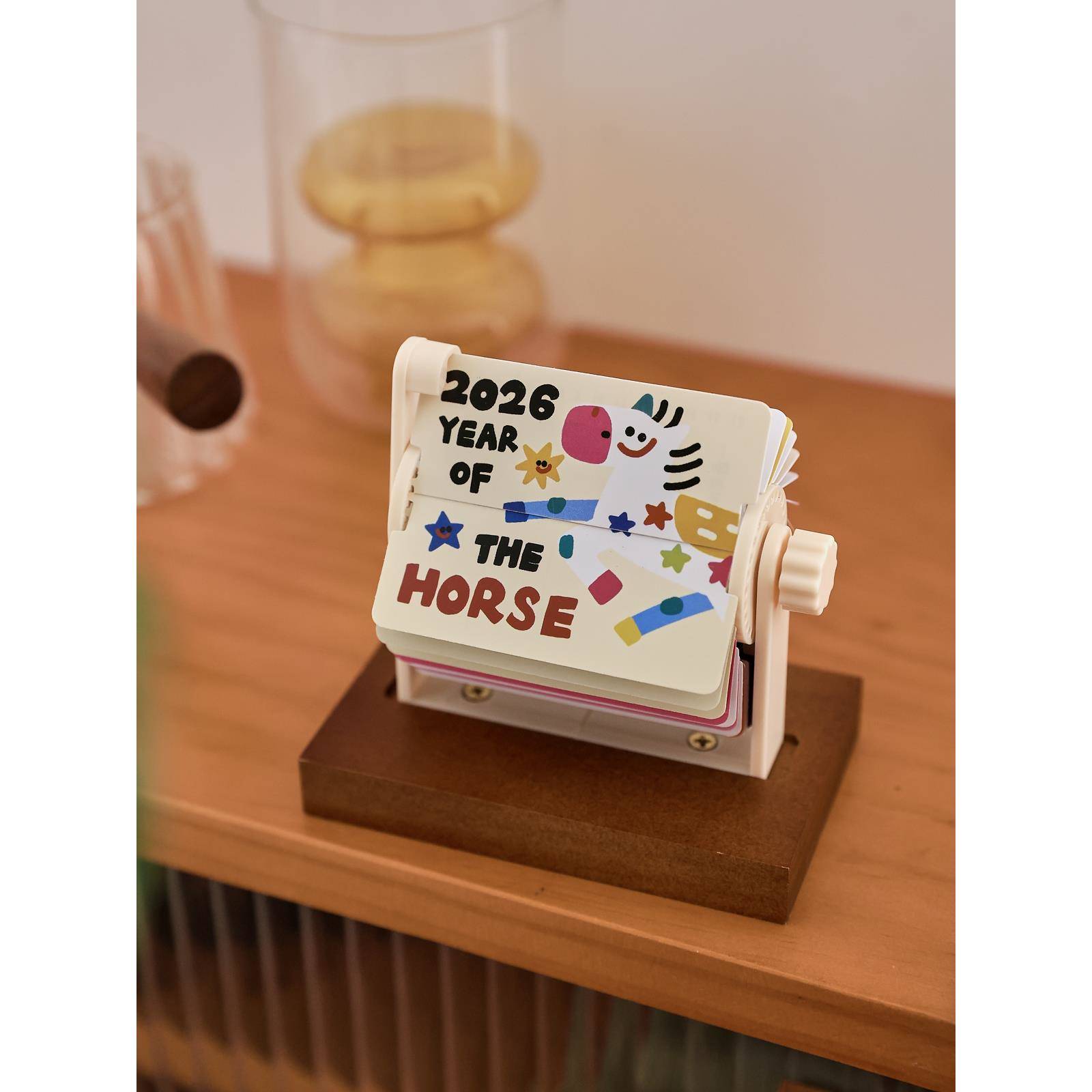 盐岛时光 2026年涂鸦机械翻页日历 实木手摇可爱桌面摆件台历礼物