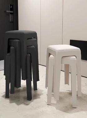 白色简约软包塑料高脚凳方凳家用可叠放凳子化妆凳餐桌备用板凳