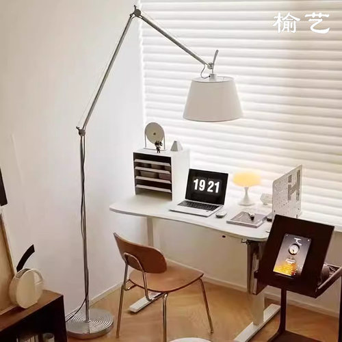 榆艺中古落地灯客厅沙发旁边