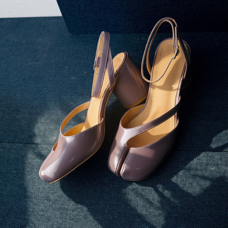 真皮简约风交叉绑带粗跟凉鞋女2026夏季夹趾低帮气质后空露趾女鞋