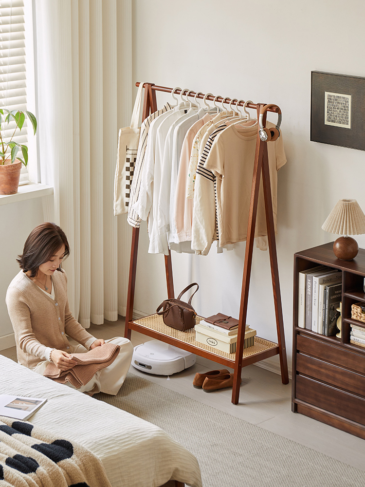 实木衣架落地卧室2025新款室内简约现代民宿简易藤编可置物衣帽架