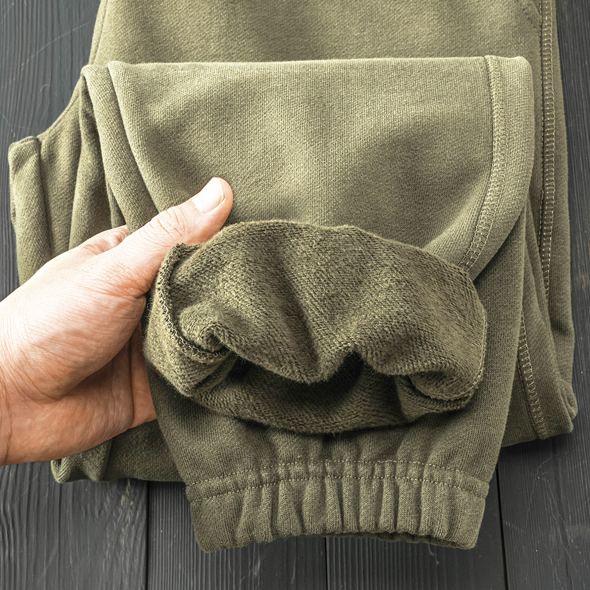 480g暗绿色碳素磨毛紧密手抓一体绒保暖卫裤 纯色简约柔软束脚裤