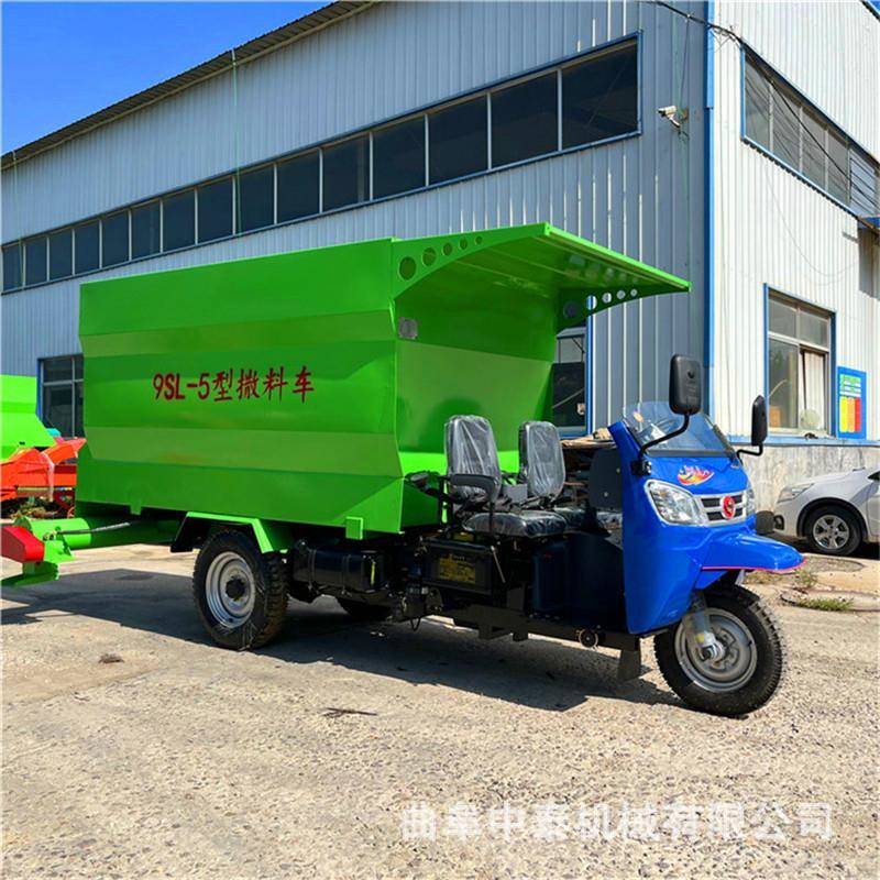 养殖场饲草料喂草车刮板出草料撒料车柴油款5立方青贮均匀投料车