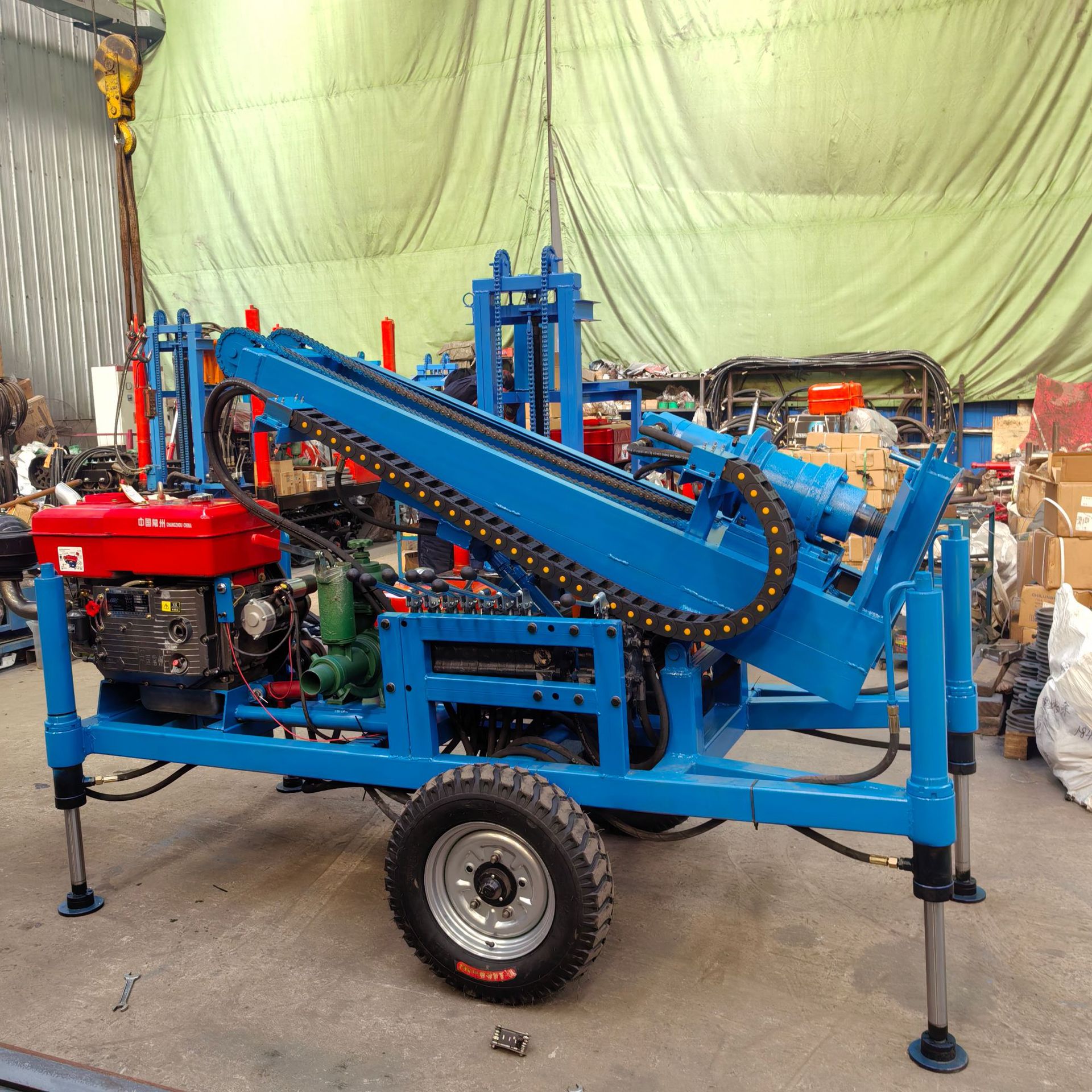 牵引轮式多角度150米钻井机 全液压水汽两用钻探设备 山东钻机厂