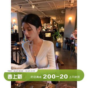 短款 T恤女2025年早春新款 显瘦辣妹打底上衣 深v领长袖 DULA好好家