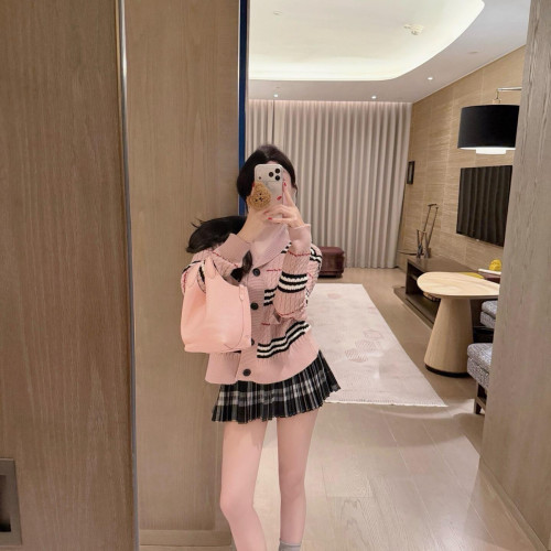 条纹单排扣针织开衫+格纹百褶短裙两件套套装(含安全裤不含项链)