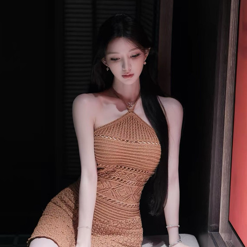 秋上新华丽攻击感的新风格闪丝金棕巨显白连衣裙女收腰镂空连衣裙