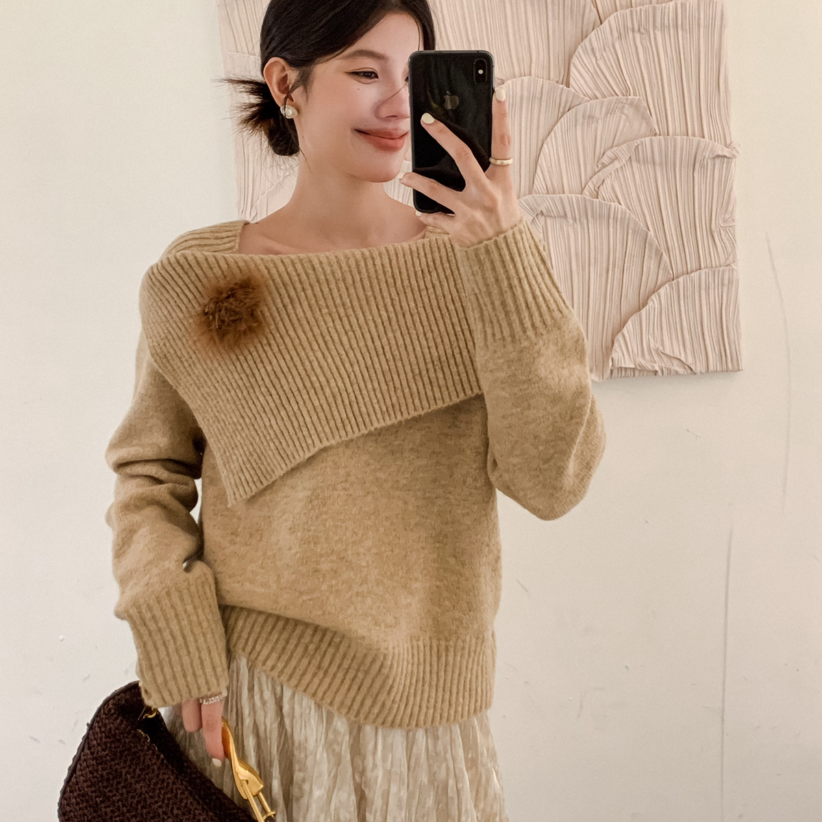 U+MINI-系氛围方领设计感保暖毛衣(配驼鸟毛胸针)(含6羊毛)F910