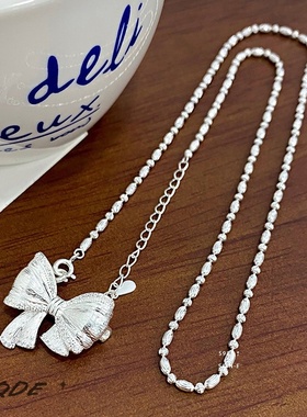 auQDE拉丝镶边双扣头蝴蝶结项链
