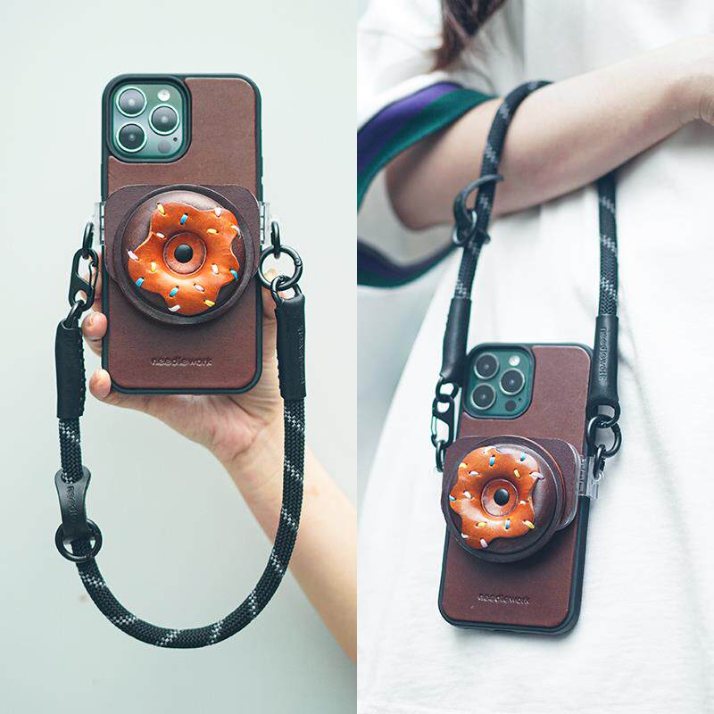 两针一线原创甜甜圈手机挂绳背夹斜挎支架可背防摔散热背夹挂链