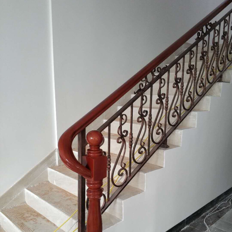 工厂直供设计师开发新款家装别墅室内烤漆楼梯小区工程通用铁楼梯