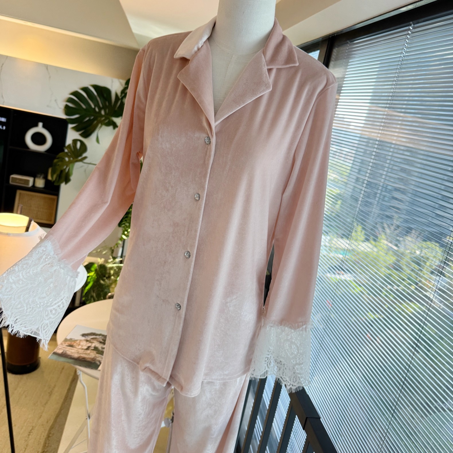 粉色金丝绒蕾丝袖家居服睡衣套装