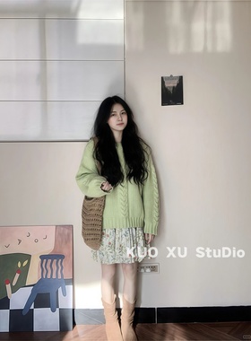 独特漂亮冬装一整套穿搭韩系绿色绞花圆领套头毛衣碎花裙半身裙女