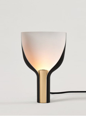 北欧简约风格金属台灯后现代设计师酒店个性样板卧室床头装饰台灯