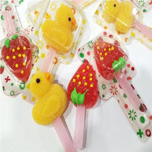 新货欢心小趣莓小黄鸭卡通软糖棒棒糖水果造型儿童玩具糖果