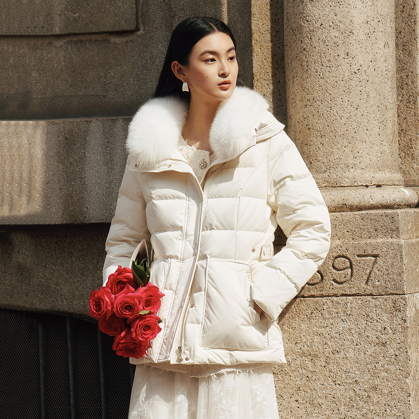 珂莱商场同款2025冬季新款气质狐狸毛领连帽御寒保暖羽绒服外套女