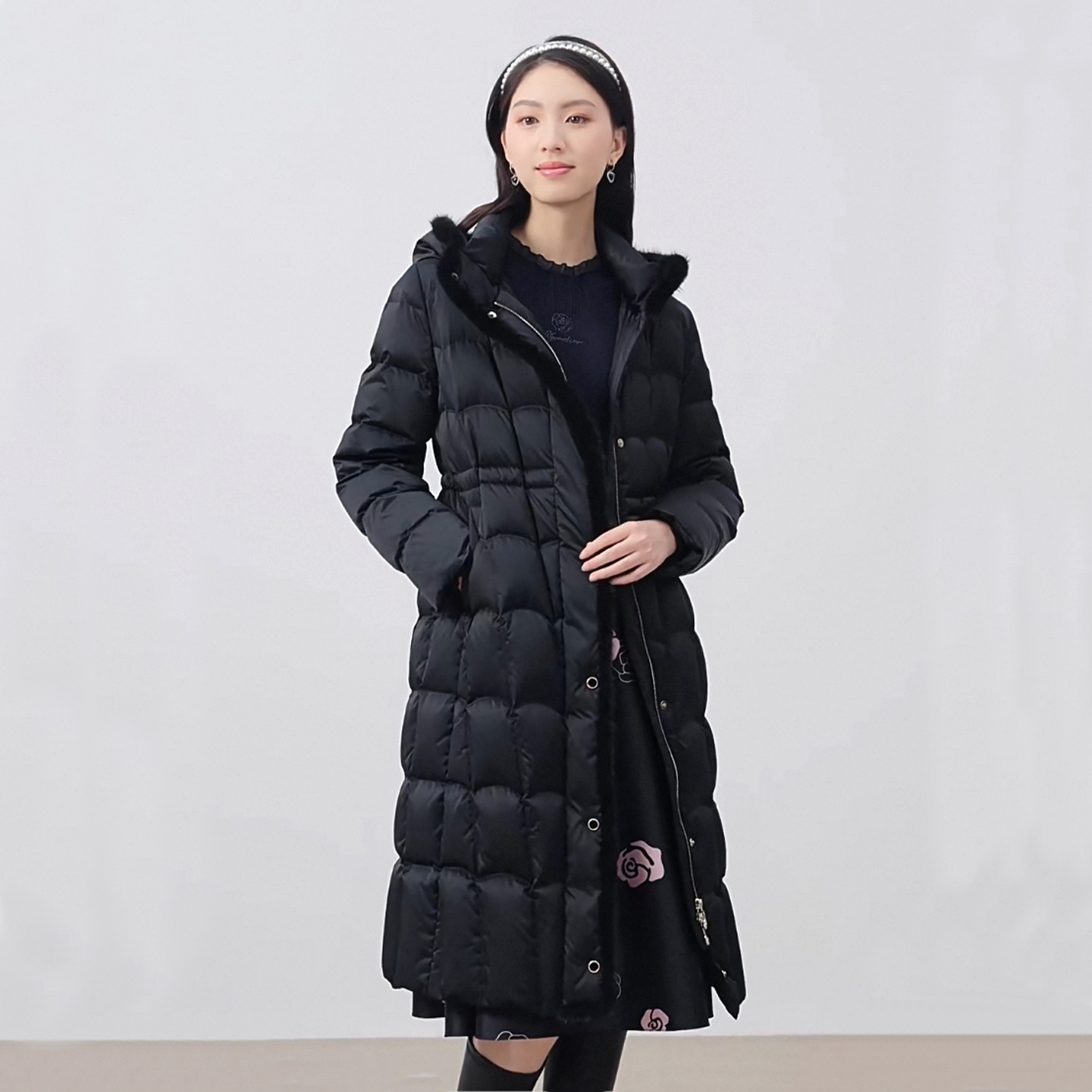 珂莱商场同款2025冬季新款女装黑色水貂毛领连帽中长款羽绒服外套