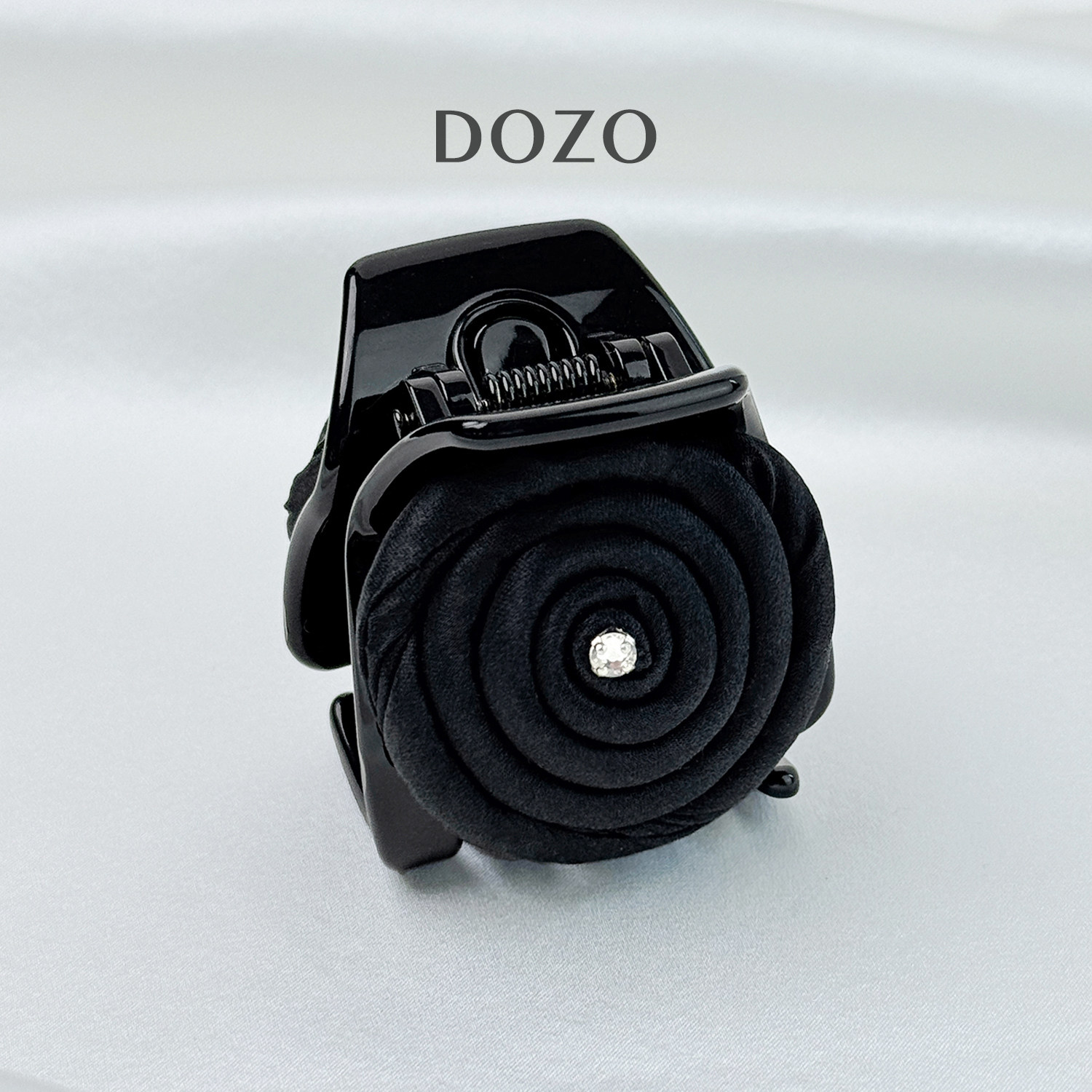 DOZO小巧精致盘绕玫瑰花真丝抓夹圆钻装饰黑色百搭显气质女士发夹 - 实物图