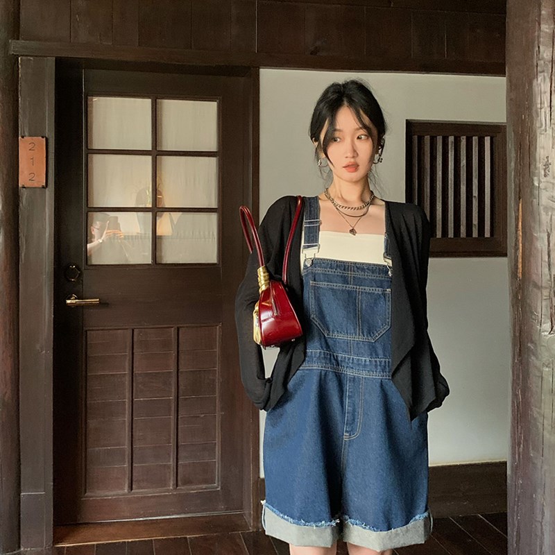 任小艺慵懒风复古蓝色牛仔背带裤女2024新款宽松直筒翻边阔腿短裤